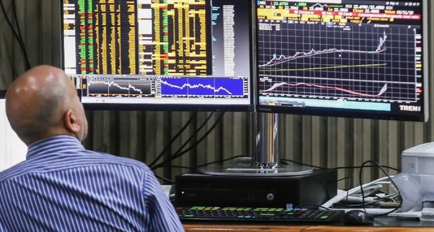 Suben las acciones y los bonos tras la aprobación de la Ley Bases en el Senado