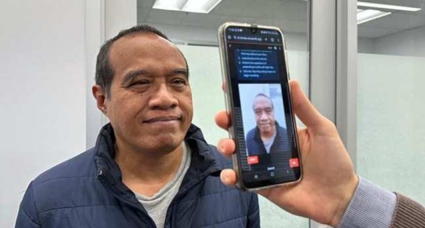 Identificar un derrame cerebral en la cara de una persona con la cámara del teléfono