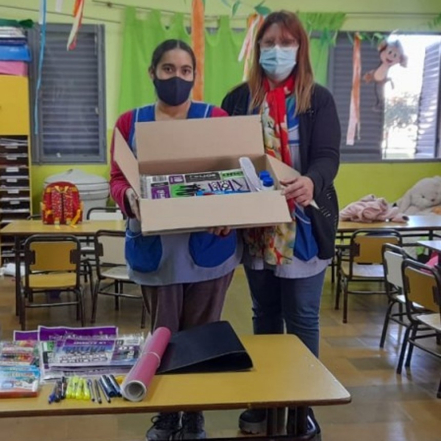 Entregaron kits educativos para escuelas primarias de Capital