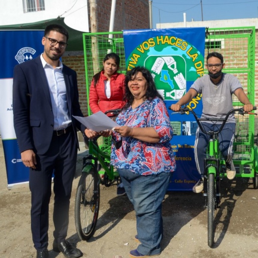 Cooperativa de trabajo recibe triciclos para la recolección de residuos de plásticos