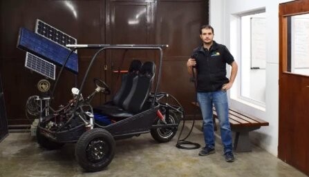 Son ingenieros de Olavarría y crearon el primer auto argentino que se recarga con energía solar              