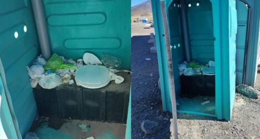 Baños para turistas en mal estado en El Paso de San Francisco
