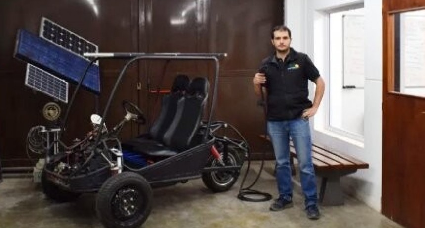 Son ingenieros de Olavarría y crearon el primer auto argentino que se recarga con energía solar              