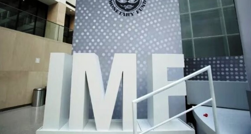 Sigue la tensión con el FMI: el organismo pide sincerar el valor del dólar mientras el Gobierno busca un desembolso extra