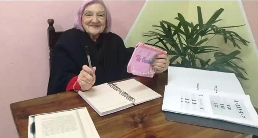 Con 101 años y desde un hogar para adultos mayores, Mercedes se decidió a completar los estudios secundarios