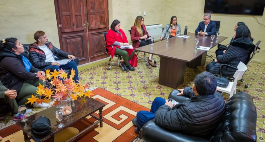 El Gobernador se reunió con padres de niños y niñas con TDAH para abordar cobertura y asistencia 