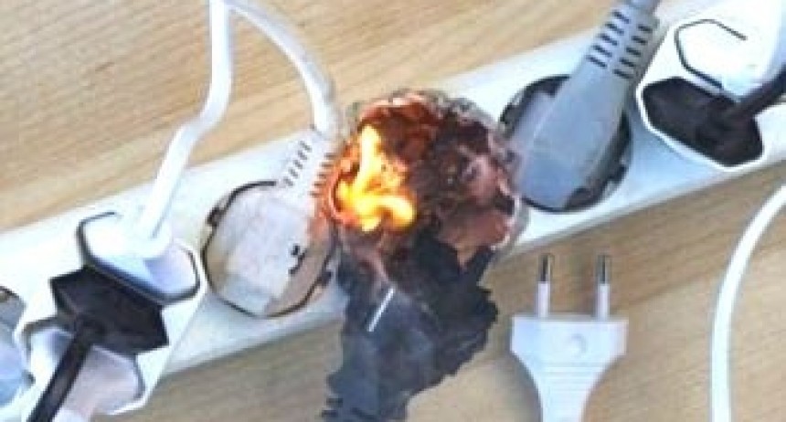 Cuáles son los aparatos eléctricos que NO debes enchufar a un alargador o “zapatilla”, según un experto