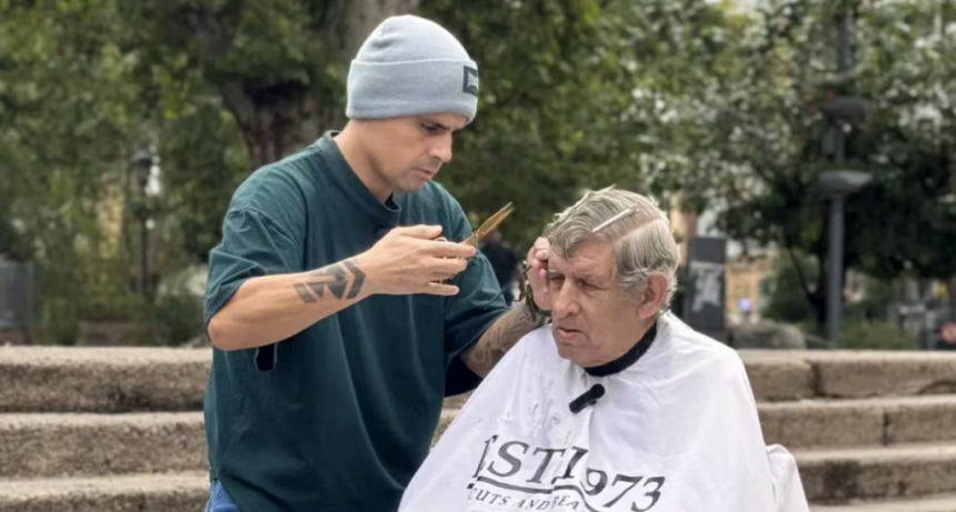Corta el pelo a personas en situación de calle a cambio de que le cuenten historias