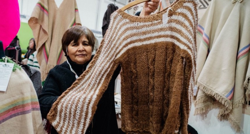 Moda sustentable: prendas de fibras naturales y estampados botánicos