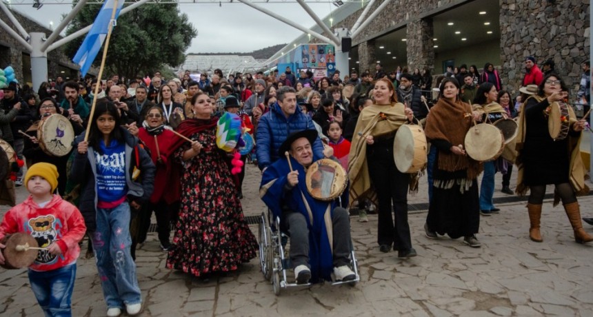 El latido de la tierra: coplas y cajas resonaron en la Fiesta del Poncho