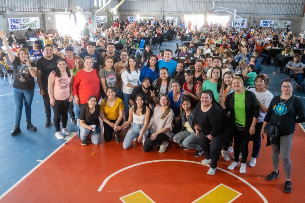Multitudinaria fiesta por el 1º aniversario de la Casa de la Mujer en Fray