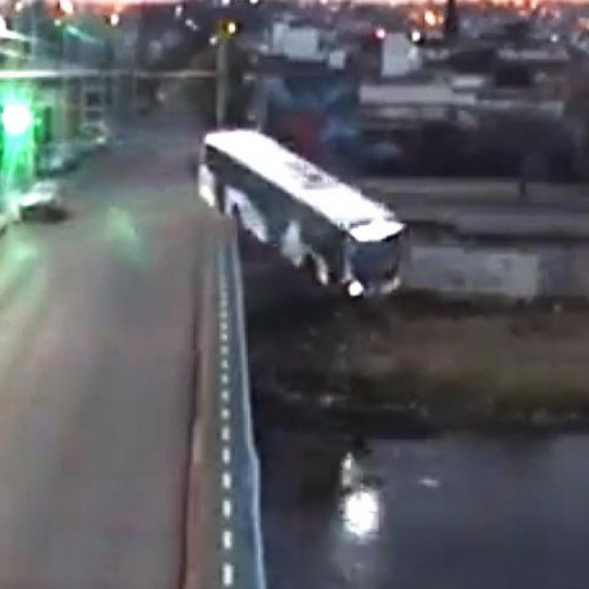 Un colectivo cayo de un puente