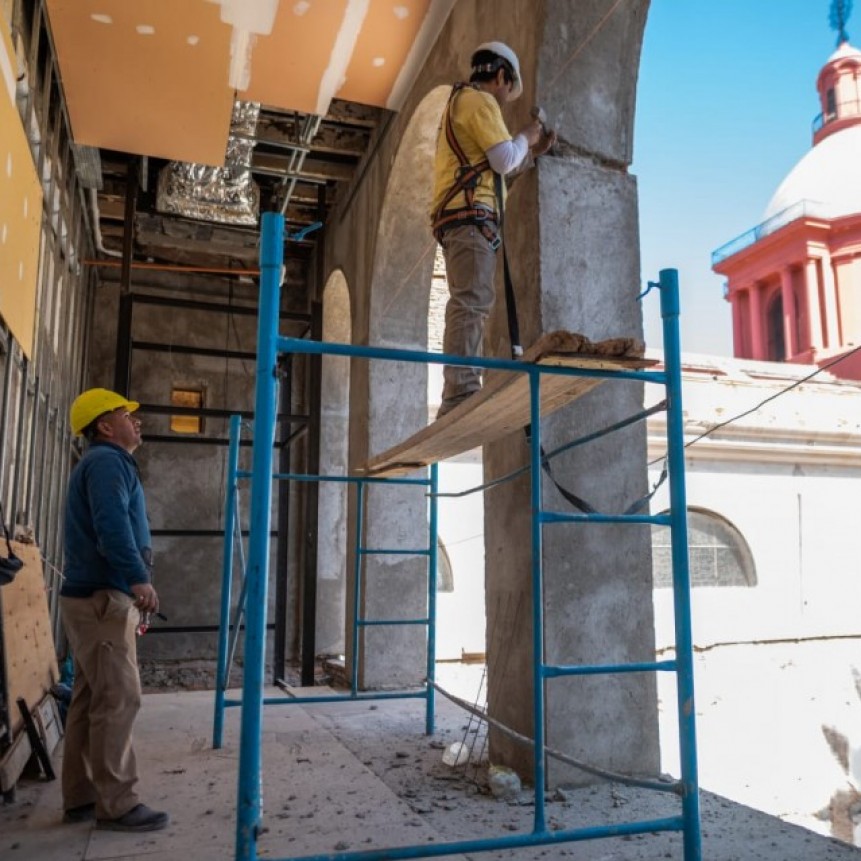 Raúl recorrió los avances en la obra en ex Casa de Gobierno 