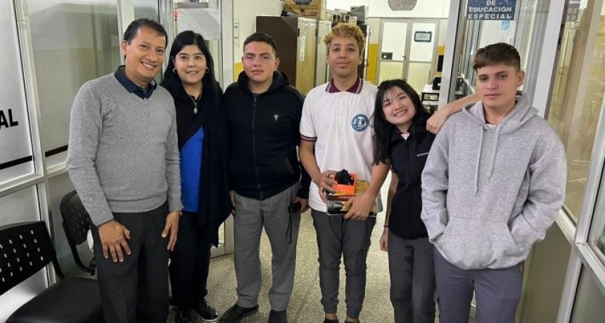 Alumnos de EPET N°7 avanzan en la innovación de un bastón para personas ciegas