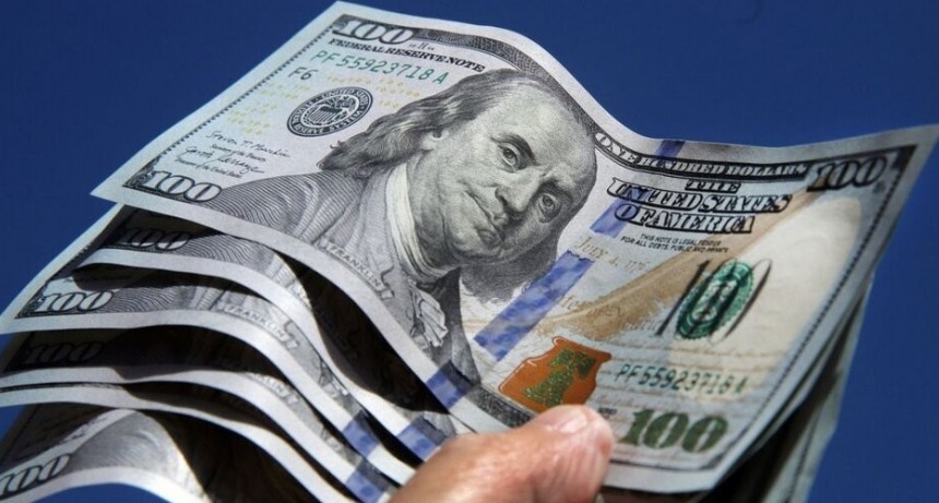 Las empresas aceleran su cobertura electoral y el dólar contado con liquidación superó los 800 pesos