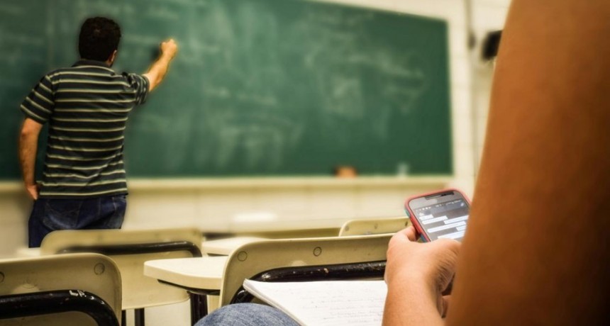 Estudiantes ya no podrán usar el celular en la escuela