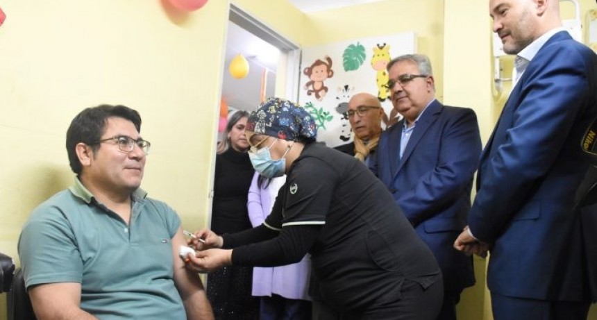 Inició la vacunación contra el dengue para personas de 40 a 49 años