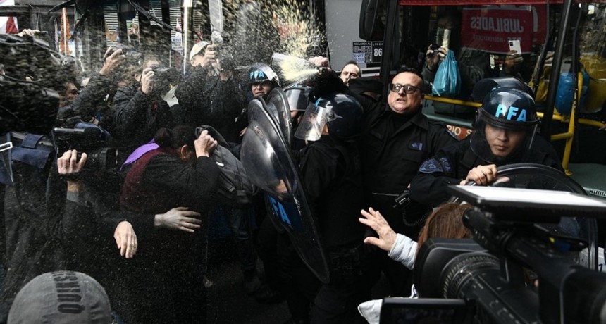 «De pegarle a un jubilado no se vuelve»: fuerte reacción de la oposición por la represión en Congreso