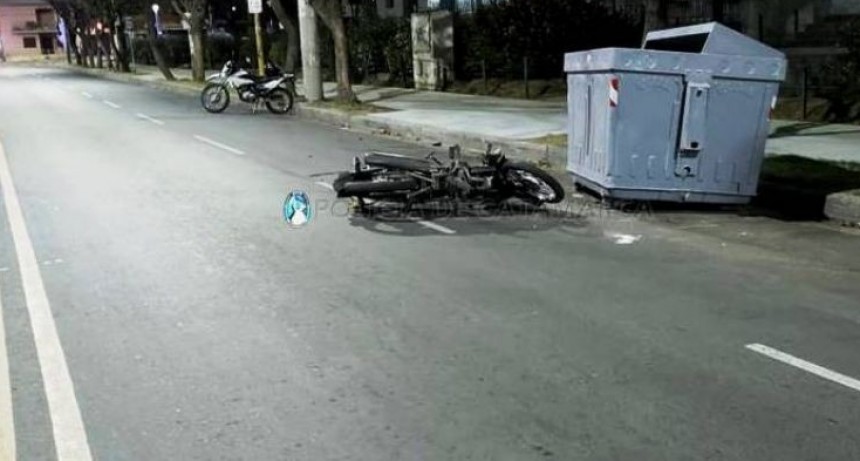 CHOCO CONTRA UN CONTENEDOR DE BASURA