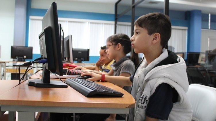 Talleres de informática y programación para estudiantes entre 10 y 15 años