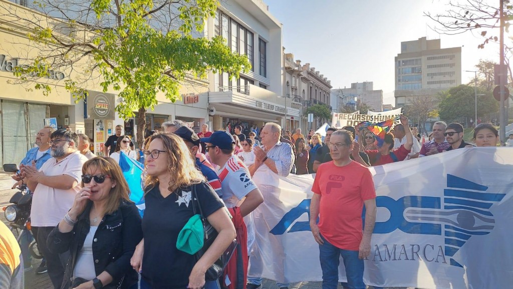 Trabajadores estatales marcharon nuevamente exigiendo salarios dignos