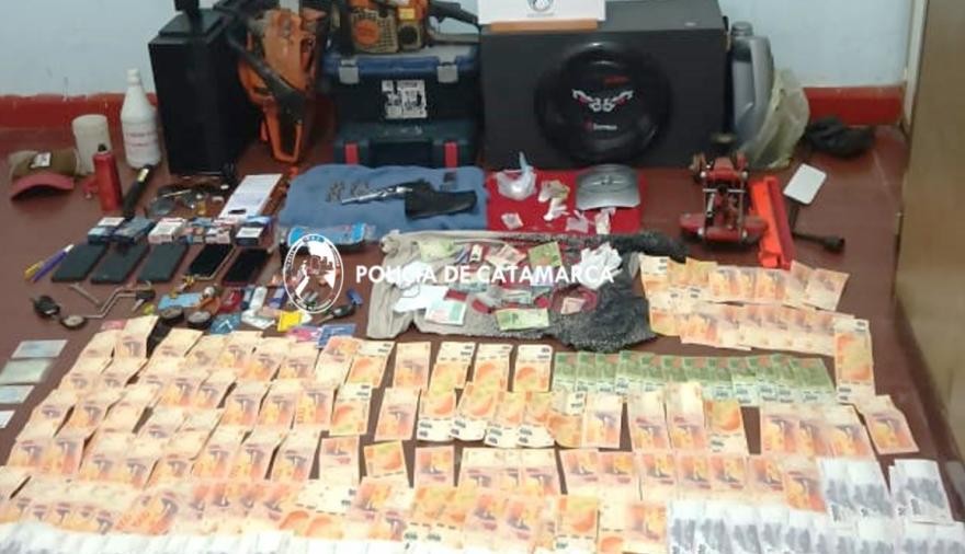 Policías arrestan a cuatro personas, secuestran un arma de fuego, dinero en efectivo y varios elementos en Capayán