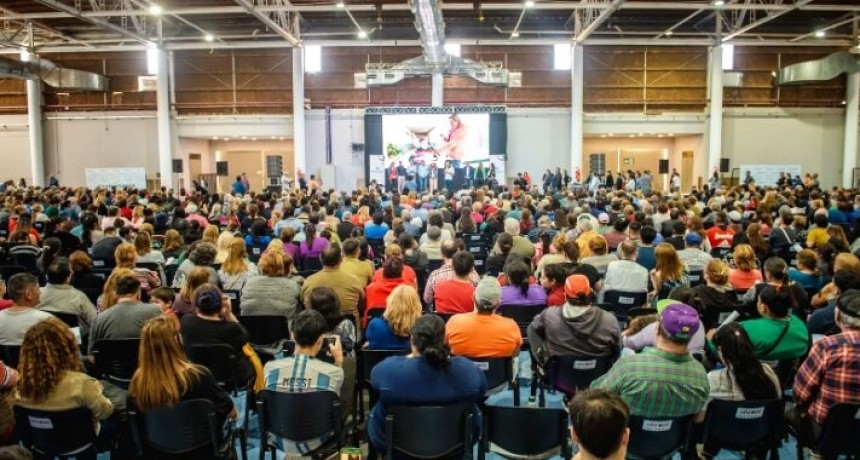 Adultos mayores, emprendedores y estudiantes recibieron tablets del programa “Conectando con vos”