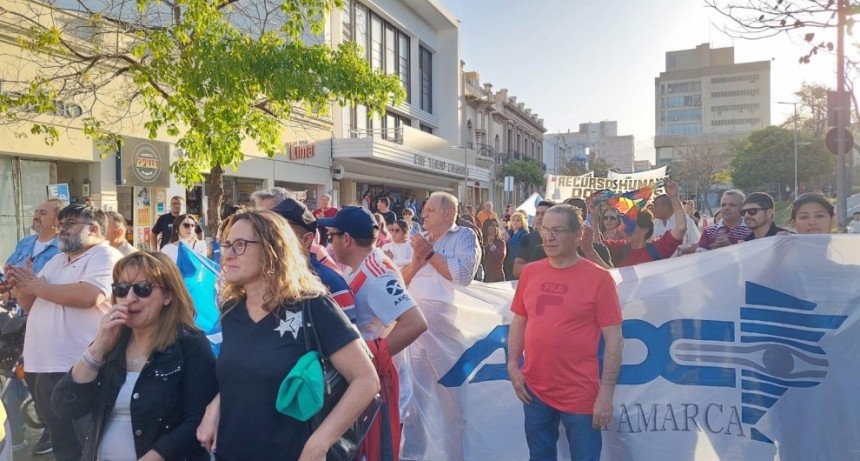 Trabajadores estatales marcharon nuevamente exigiendo salarios dignos