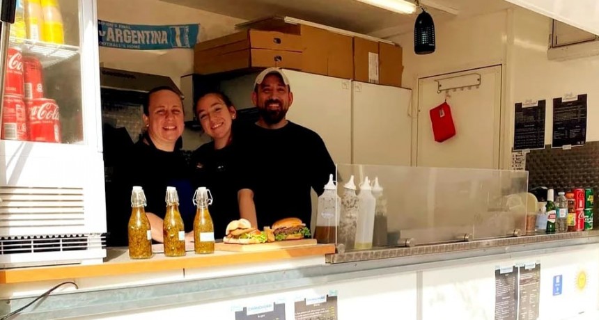 Son argentinos y triunfan en Copenhague con un puesto de comidas