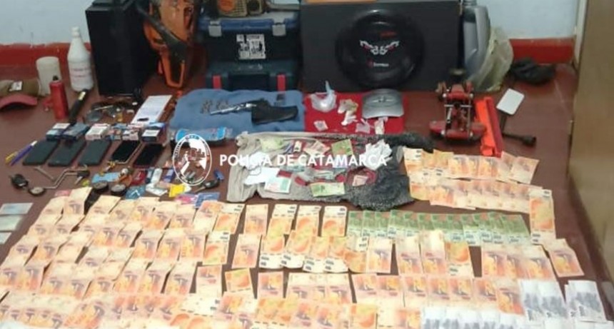 Policías arrestan a cuatro personas, secuestran un arma de fuego, dinero en efectivo y varios elementos en Capayán