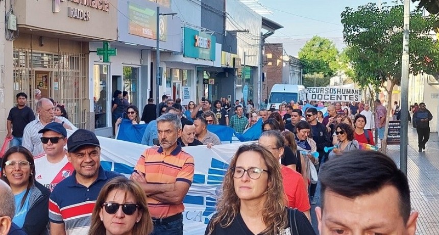 Empleados públicos realizan nueva marcha exigiendo aumentos salariales justos