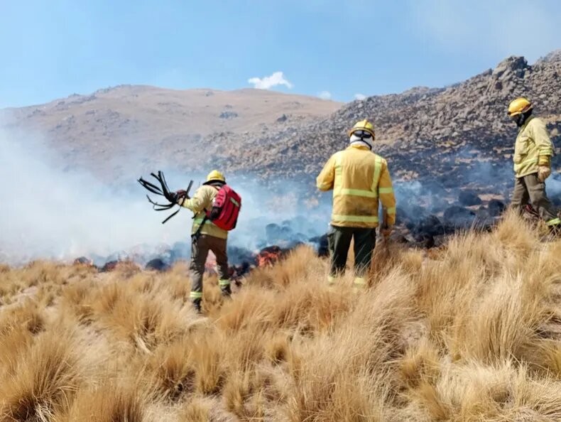 El viento reactivó el incendio en Minas Capillitas