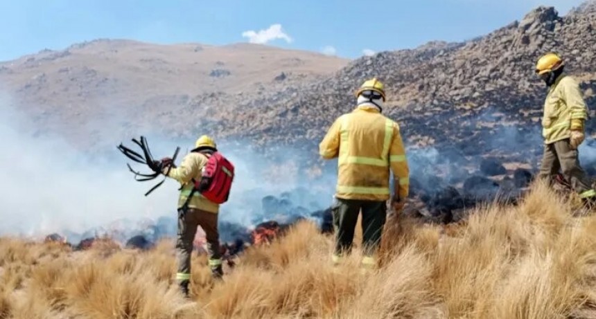 El viento reactivó el incendio en Minas Capillitas