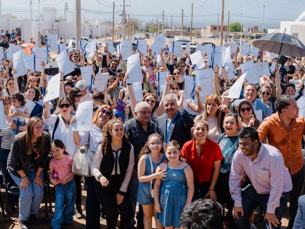 Con esta entrega, la provincia suma cerca de 500 hogares adjudicados en lo que va del año.