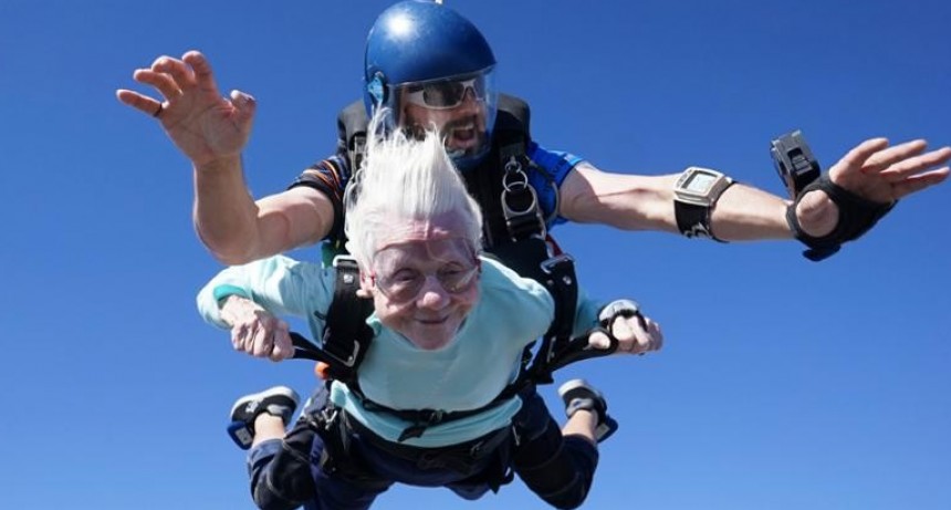 Increíble salto en paracaídas a los 104 años