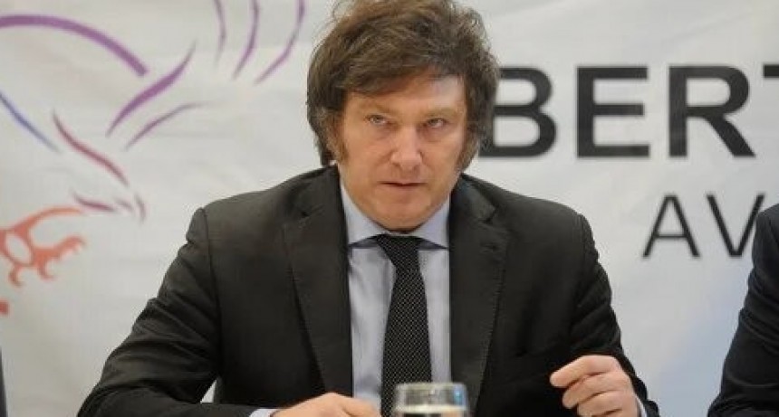 Javier Milei minimiza las denuncias en su contra y las toma de impulso para instalar que gana en primera vuelta