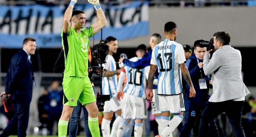 Argentina busca extender su racha ante Perú y espera por Messi