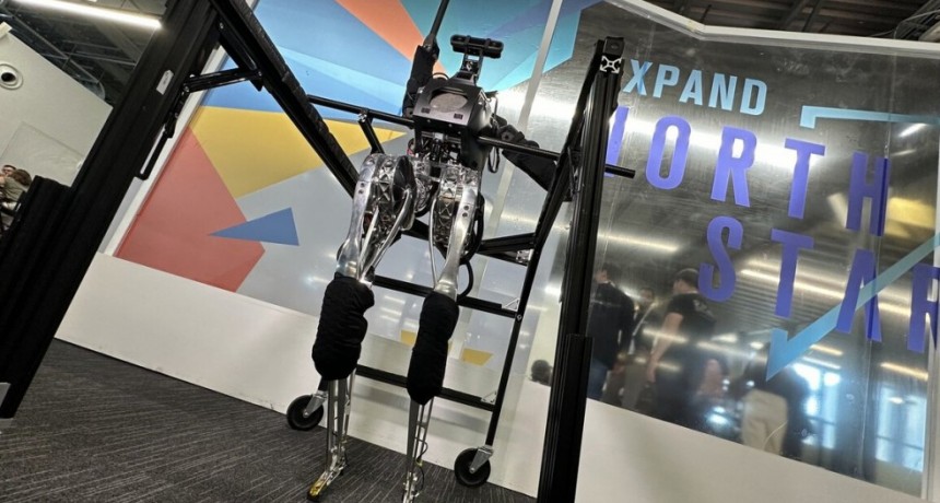 Conociendo a ARTEMIS: el nuevo robot más rápido del mundo también sabe jugar a fútbol