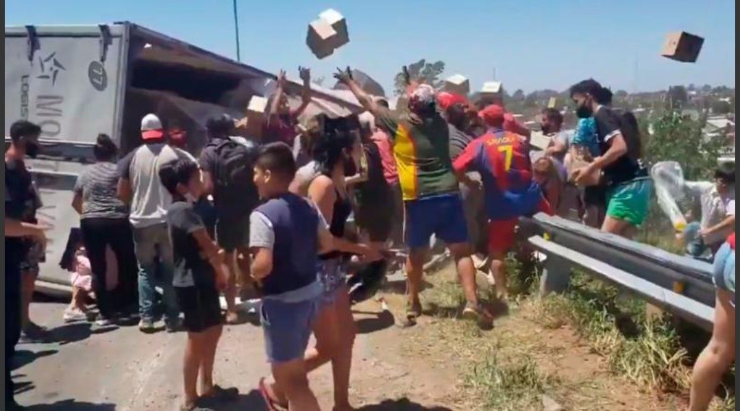 SAQUEARON UN CAMION DE GOLOSINAS