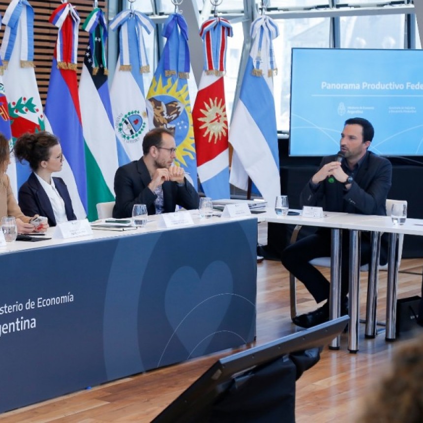 El ministro Álvarez participó de un encuentro convocado por Massa