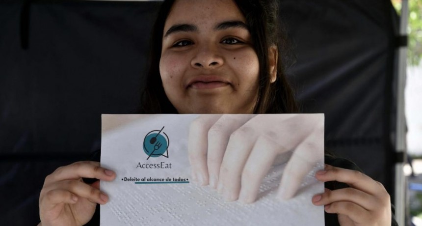 Un grupo de alumnas diseñó un menú braille para fomentar la inclusión en la gastronomía