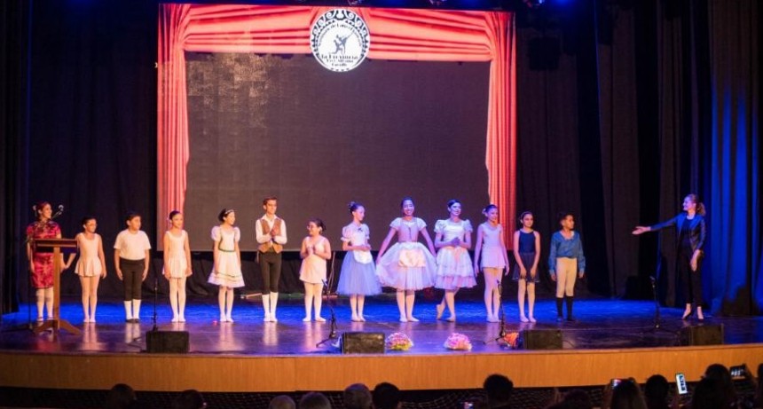 Los talleres de Danza Clásica y Teatro de la Provincia cerraron el año con una muestra artística