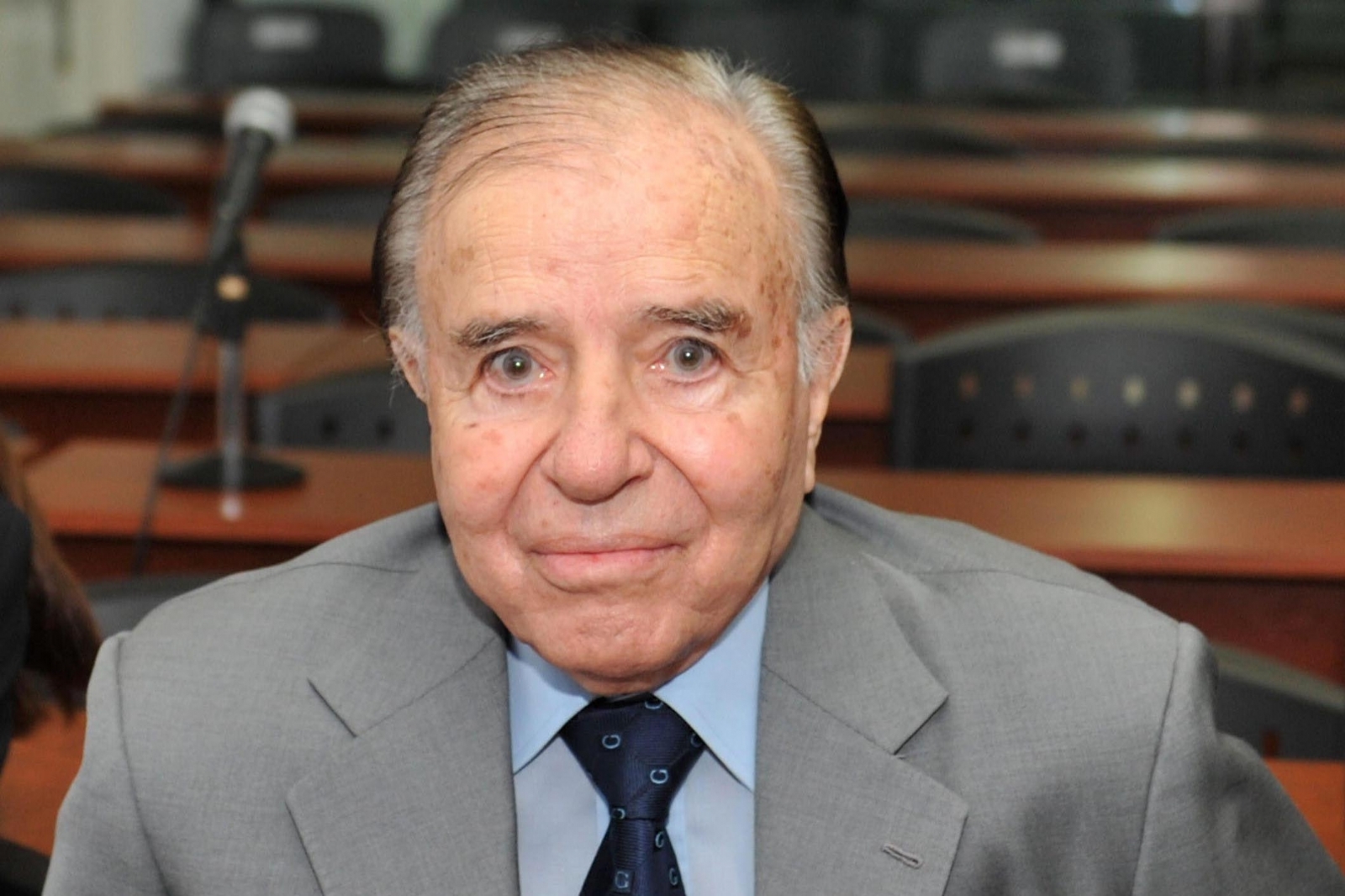 CARLOS MENEM PERMANECE INTERNADO