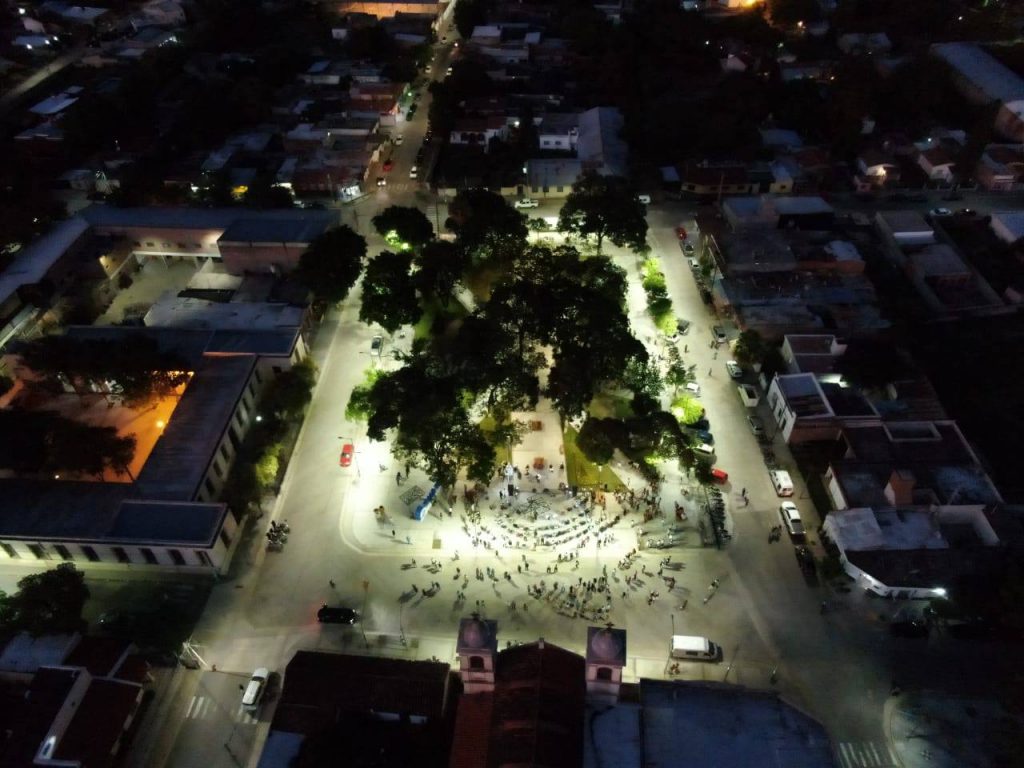 LA PLAZA DE SAN ISIDRO SE VISTIÓ DE NAVIDAD