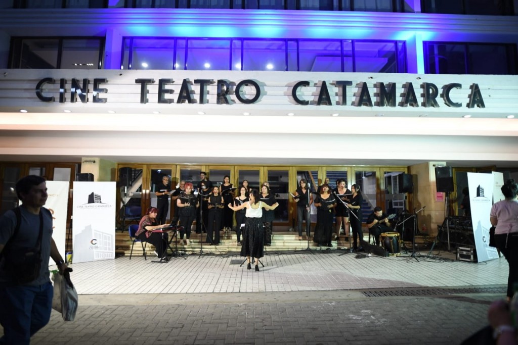 Serenata Coral en las escalinatas del Cine Teatro Catamarca