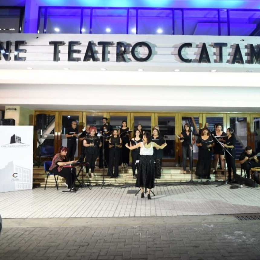 Serenata Coral en las escalinatas del Cine Teatro Catamarca