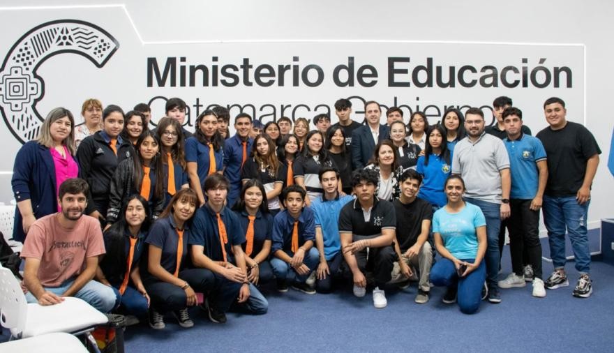 Dalmacio Mera inicia su gestión al frente del Ministerio de Educación con diálogo y visitas a escuelas