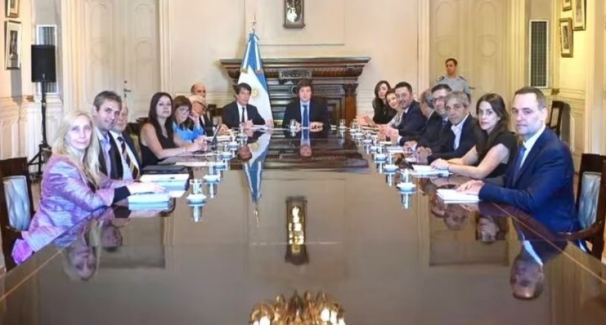 Expansión del gasto social, quita de privilegios y revisión de nombramientos: las primeras medidas tras la reunión de Gabinete