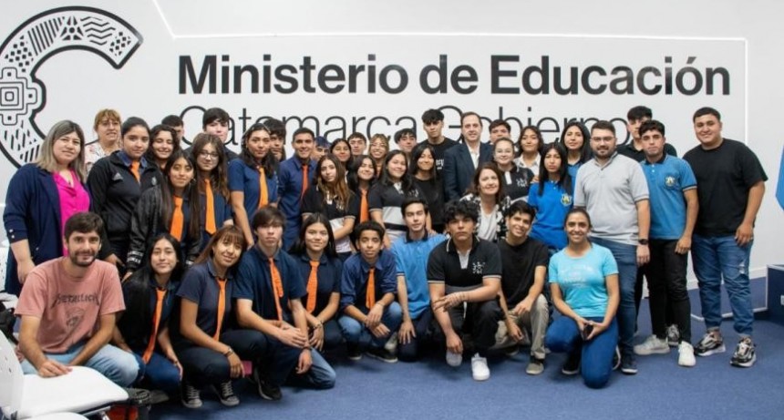 Dalmacio Mera inicia su gestión al frente del Ministerio de Educación con diálogo y visitas a escuelas