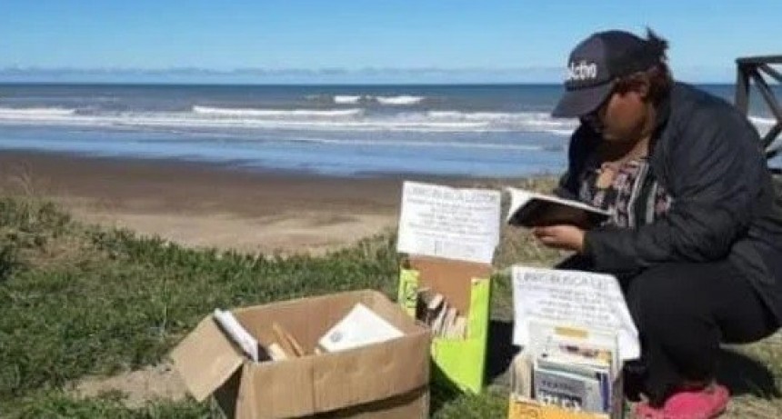 Distribuyen libros en plazas y lugares públicos